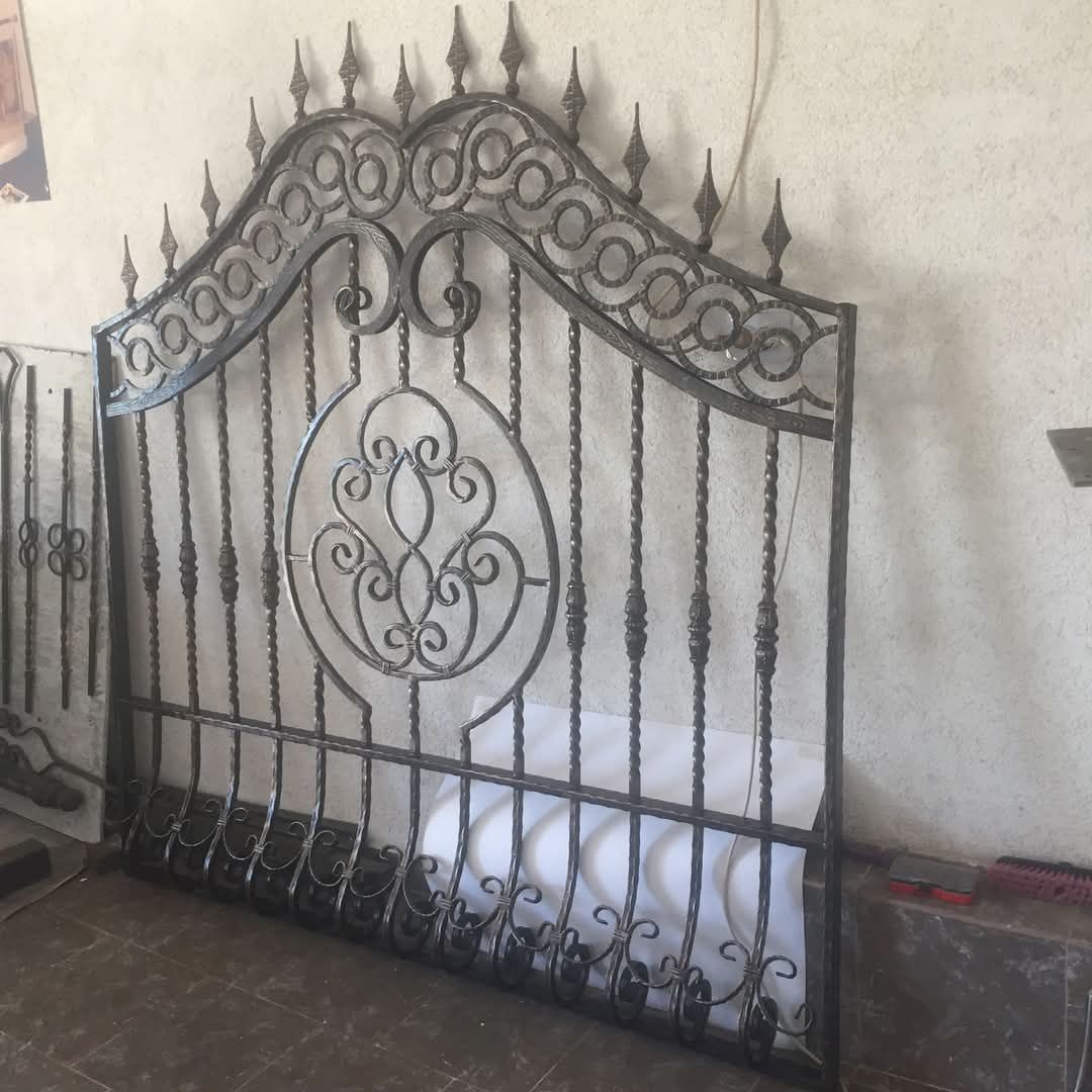 Poartă din fier forjat cu arc și suliți, model personalizat realizat la comandă