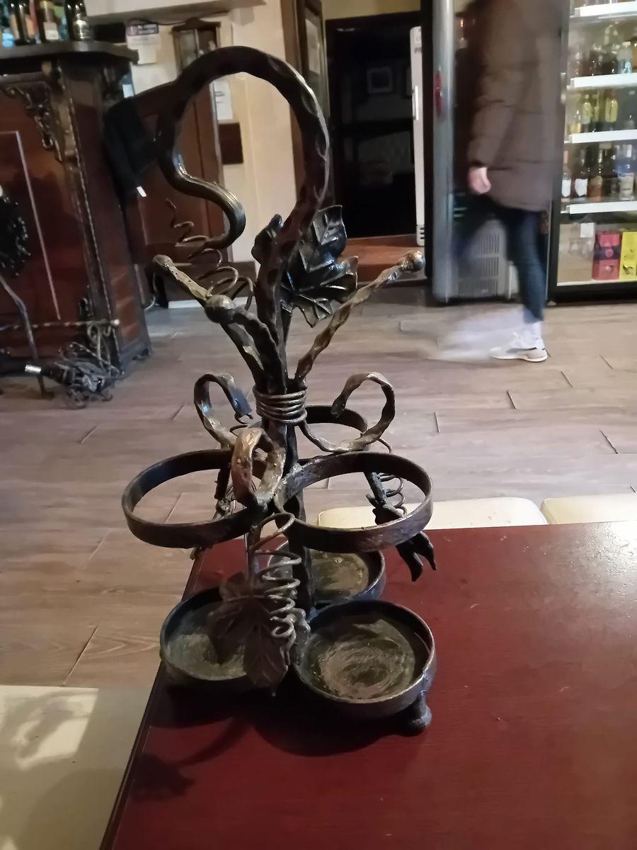 Suport decorativ din fier forjat pe o masă de restaurant