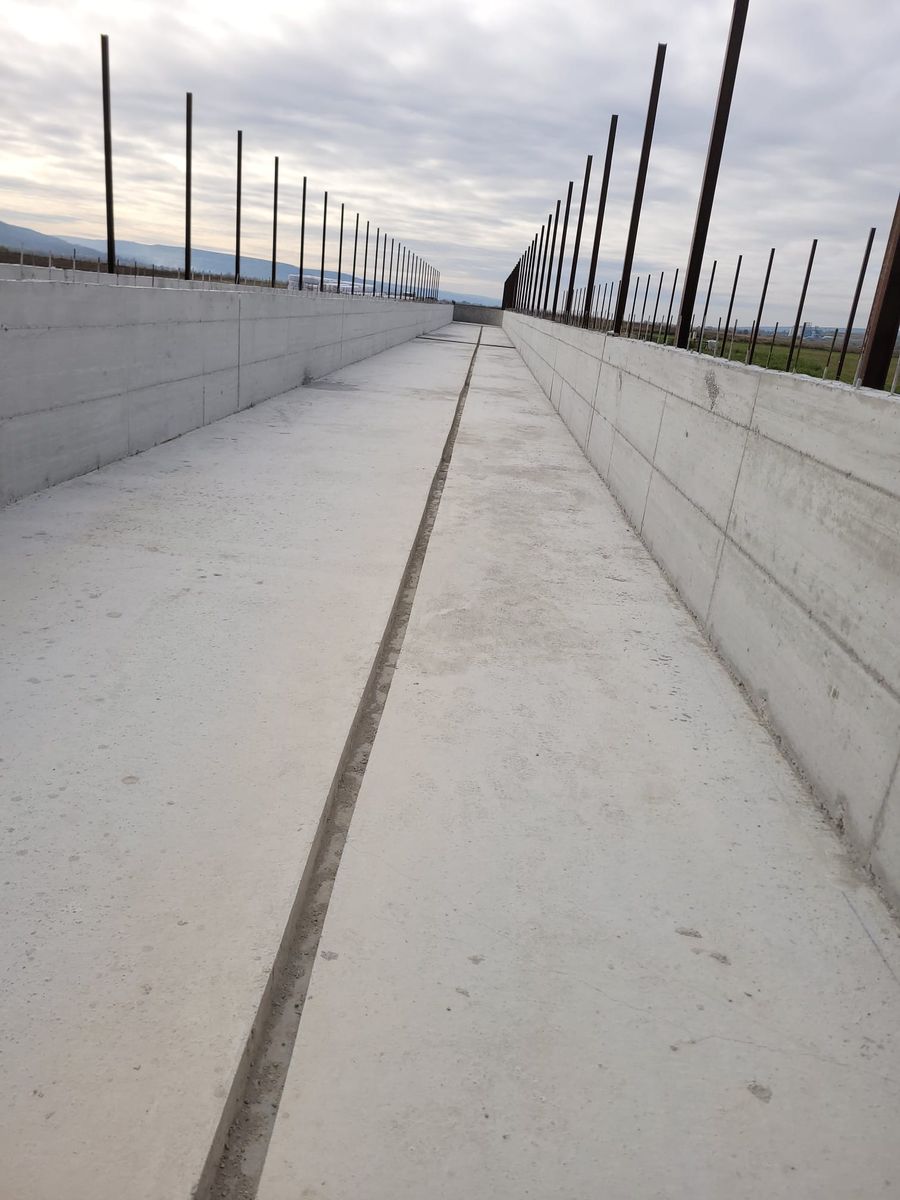 Pereți de beton și stâlpi metalici montați pentru o construcție metalică nouă
