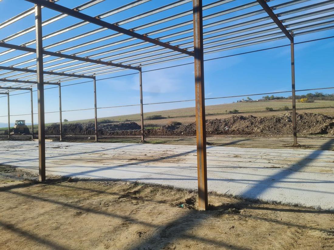 Structură metalică de hală montată pe fundație, construcții metalice Vaslui