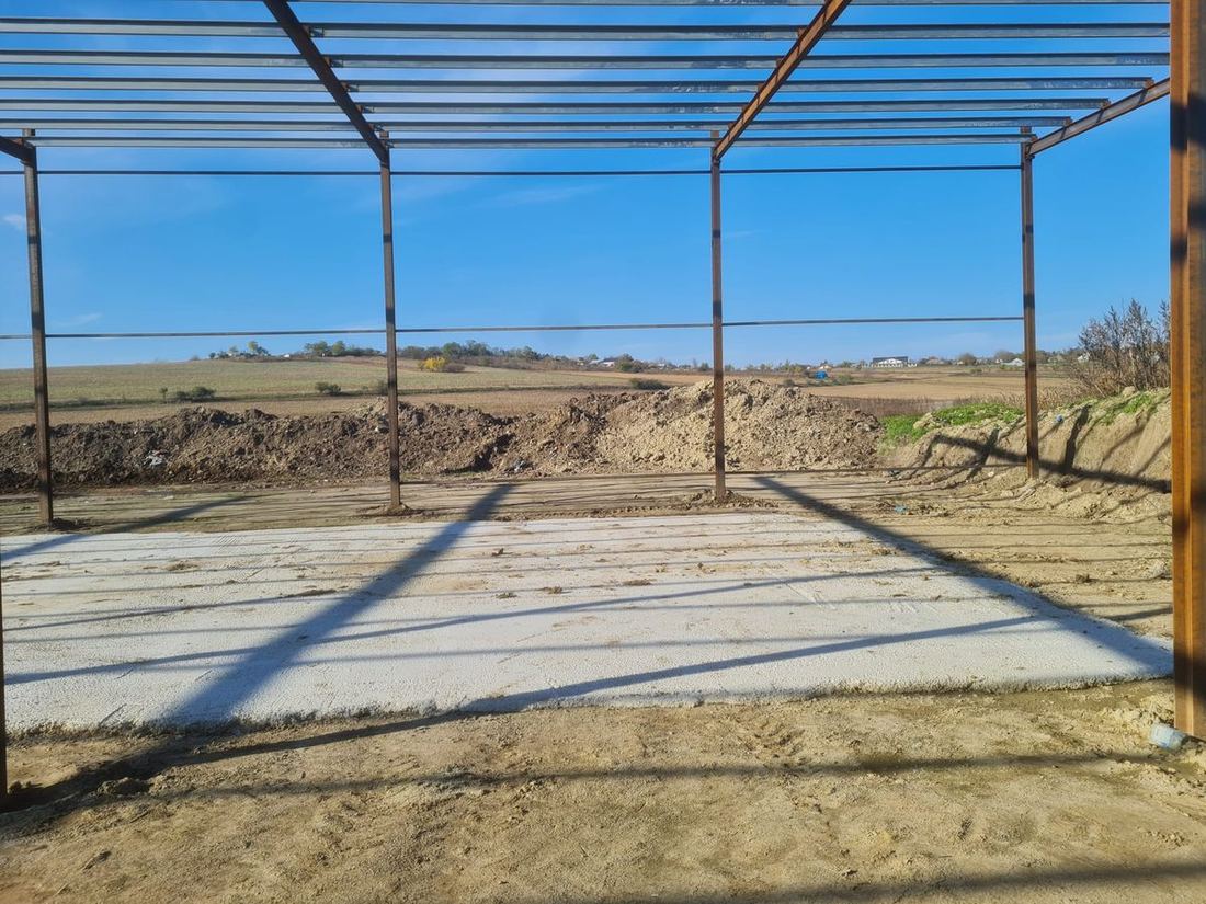 Lucrări fier forjat și structuri metalice: cadrele unei hale în construcție