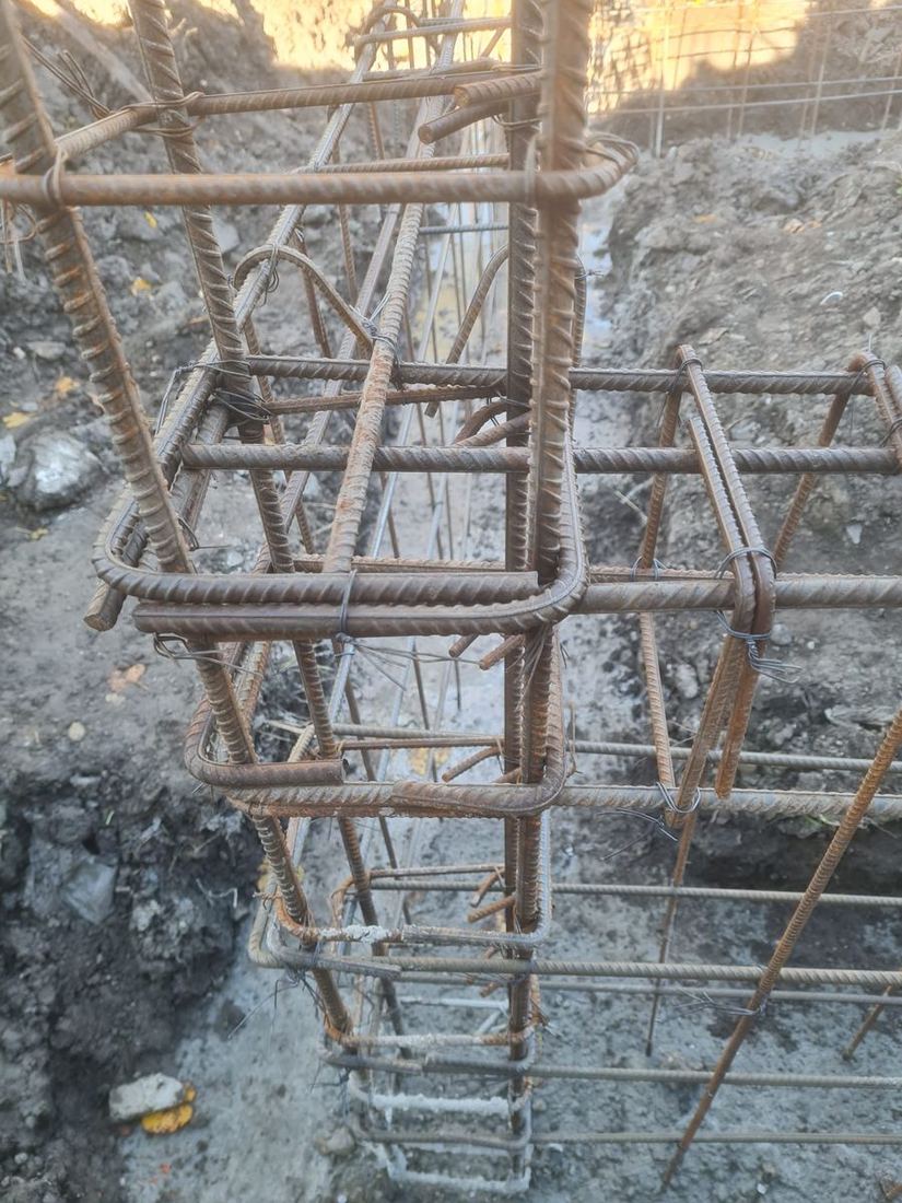 Armătură din oțel pentru fundația stâlpilor unei hale metalice