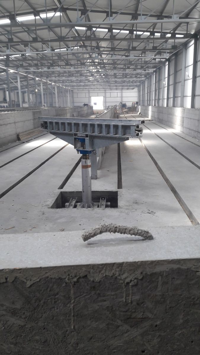 Hală metalică închisă cu structură de acoperiș și elemente metalice pe pardoseala de beton